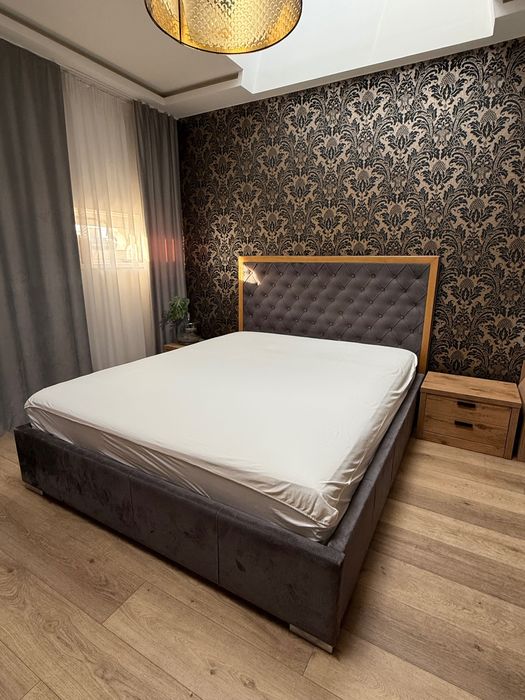 Łóżko tapicerowane, pikowane z elementami drewna na ramie 160x200