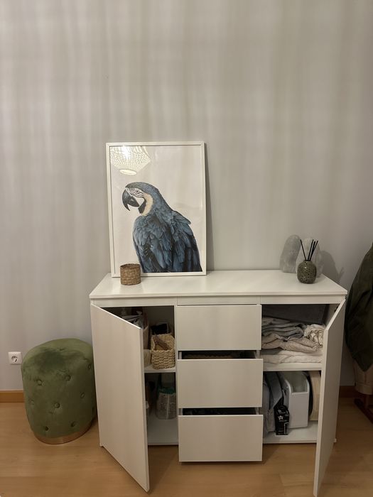 Movel branco com gavetas e prateleiras
