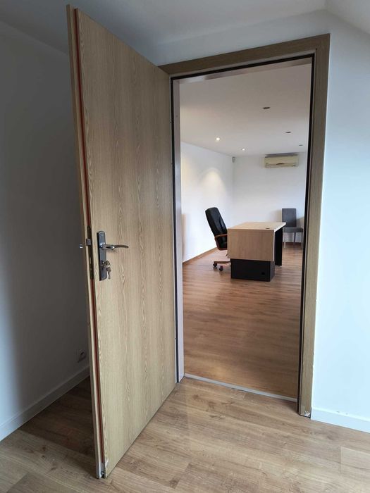 Jasne biuro 20 m2, po remoncie, duży parking, media w cenie