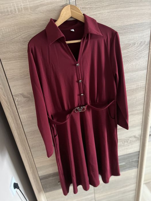 Bordowa sukienka z kołnierzykiem elegancka 5XL