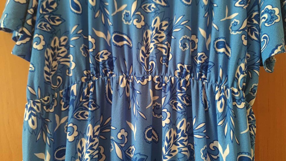 Długa niebieska sukienka w kwiaty r. XL