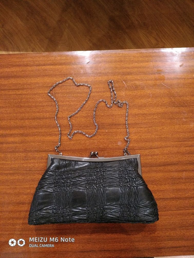 Женская сумочка на цепочке
