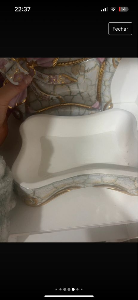 Moldura e caixa com detalhes em cor de rosa