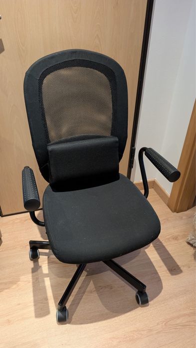 Cadeira de escritório preta IKEA flintan com acessórios