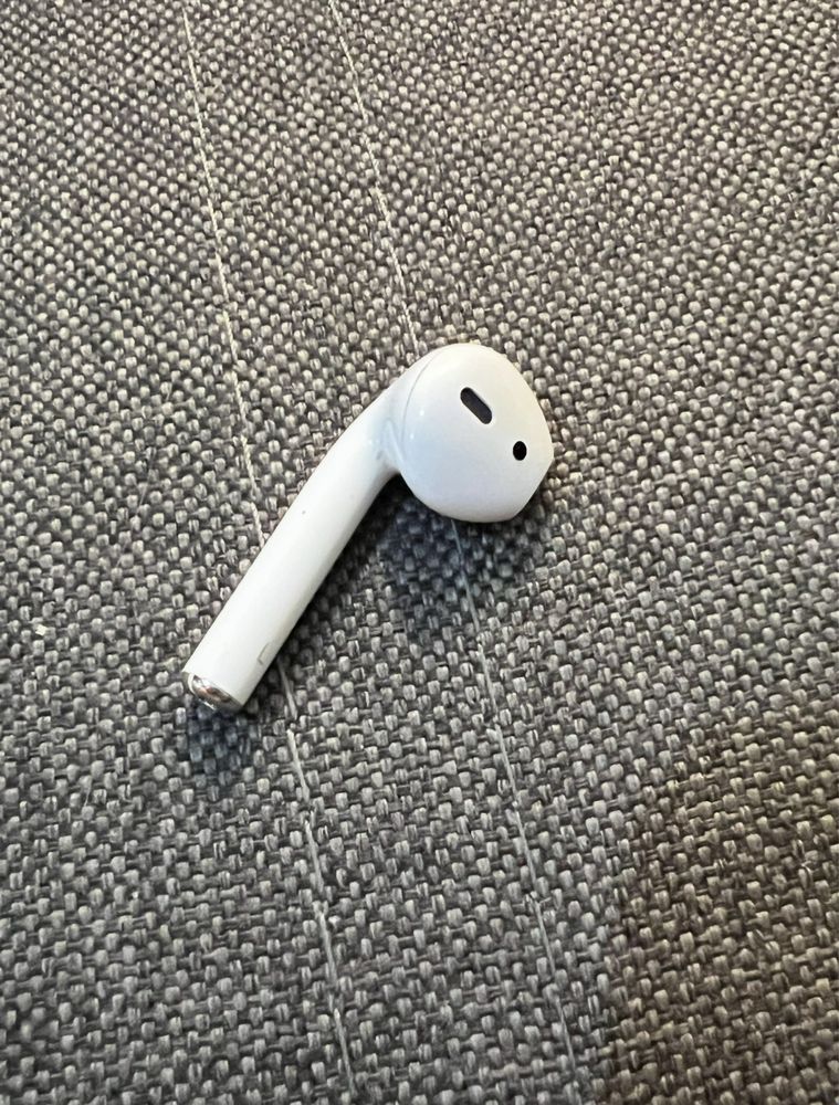 Продам один навушник apple airpods 1 лівий стан
