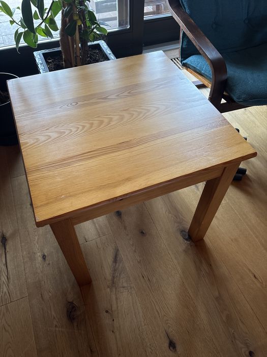 Stolik kawowy z litej sosny, lakierowany. Kwadrat 60x60x wys 55cm.