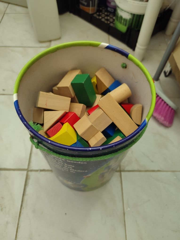 Jogo didático de 200 peças em madeira
