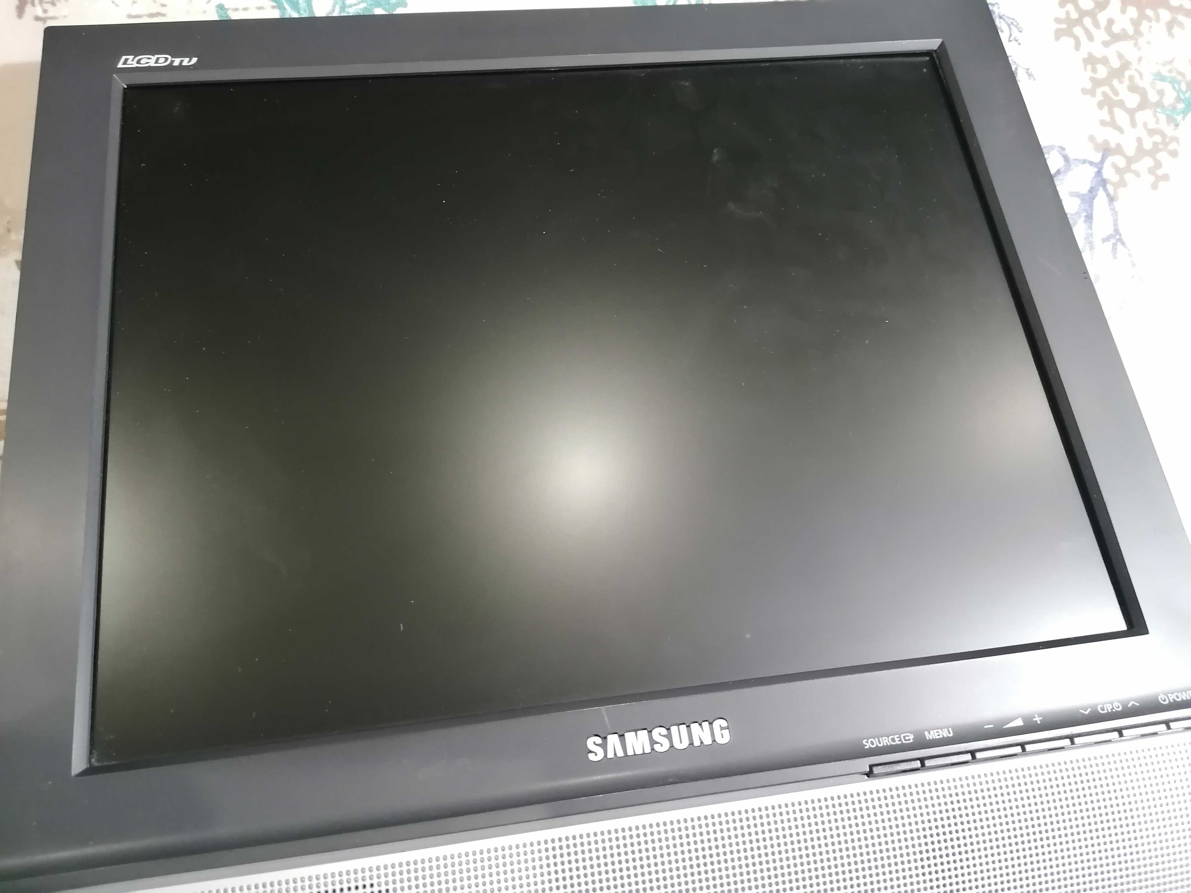 LCD Samsung 22 cm - com entrada a ligação para PC