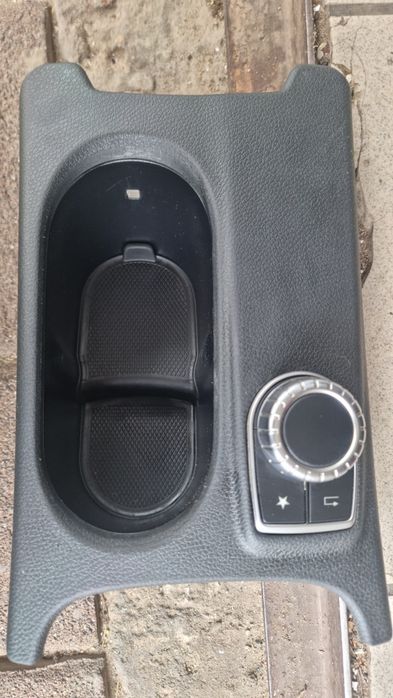 przegroda na kubek mercedes w176  tunel środkowy