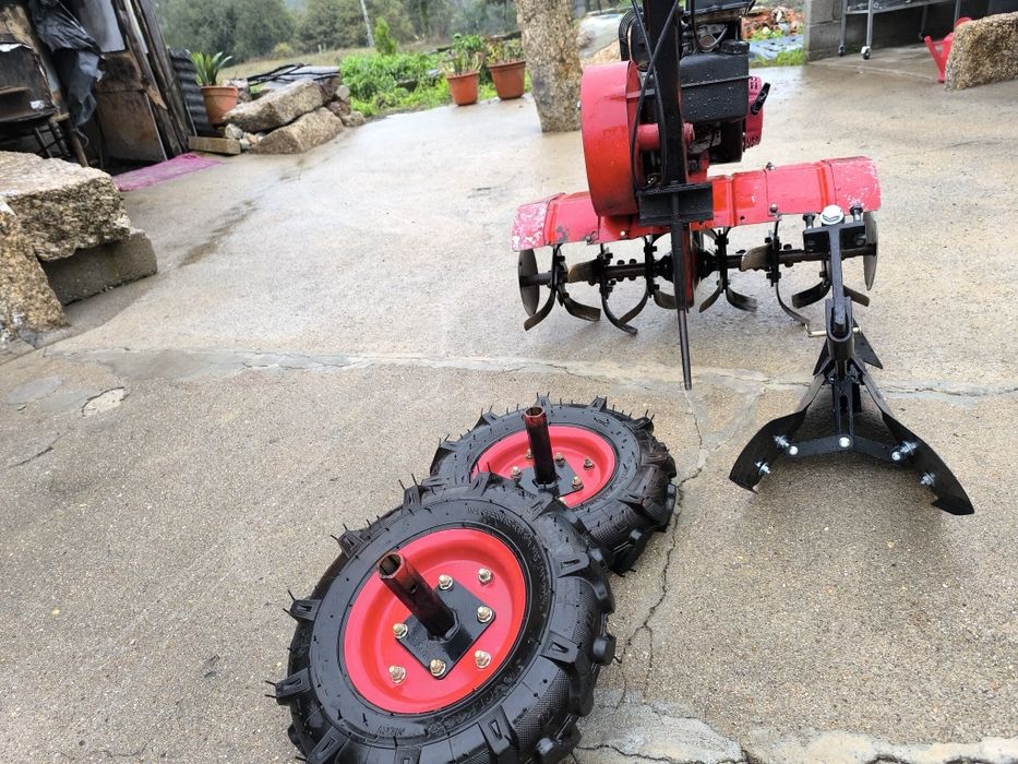 Motocultivadora que está a trabalhar