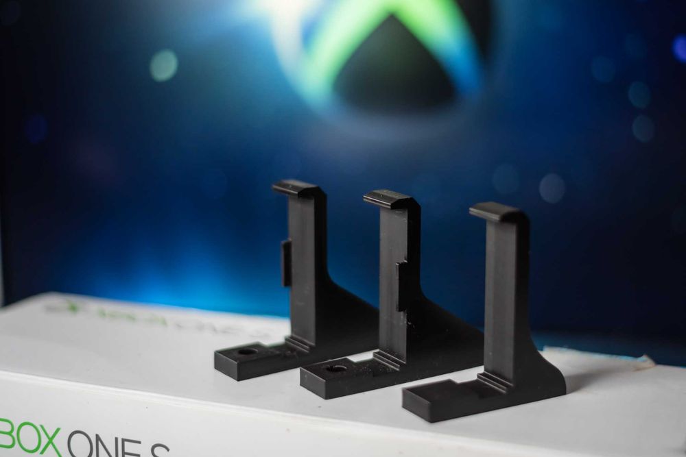 Uchwyt ścienny do konsoli Xbox One S komplet