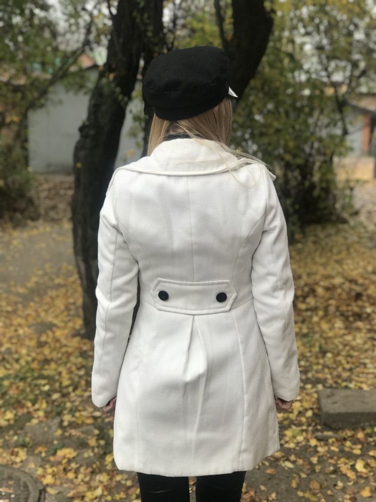 Біле пальто