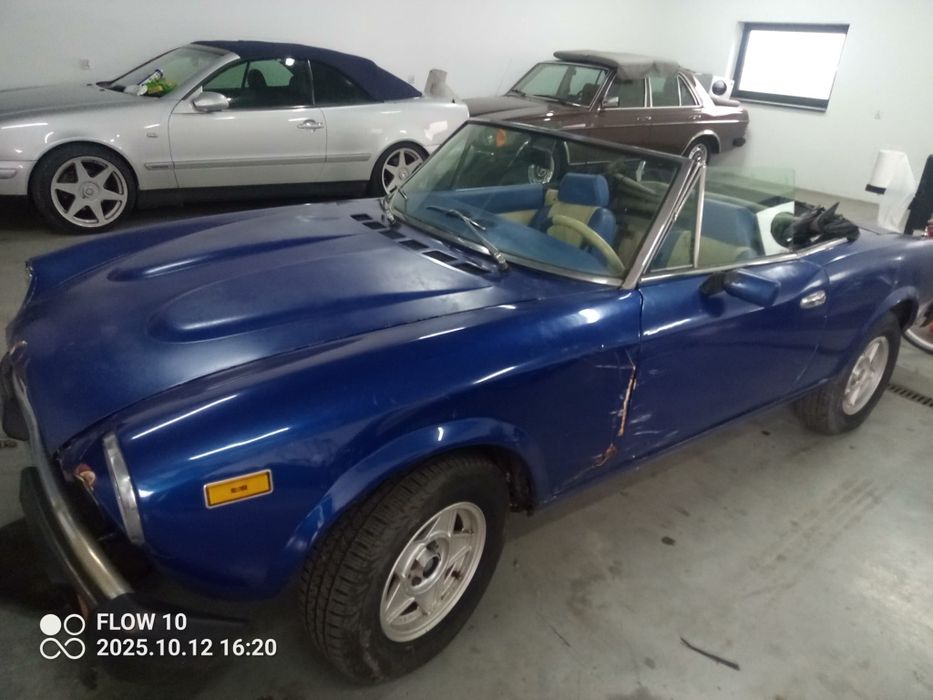 Klasyk Fiat 124 Spider 2000