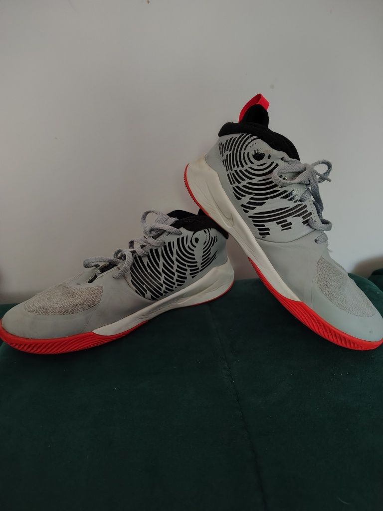 Buty Nike Team Hustle D 9