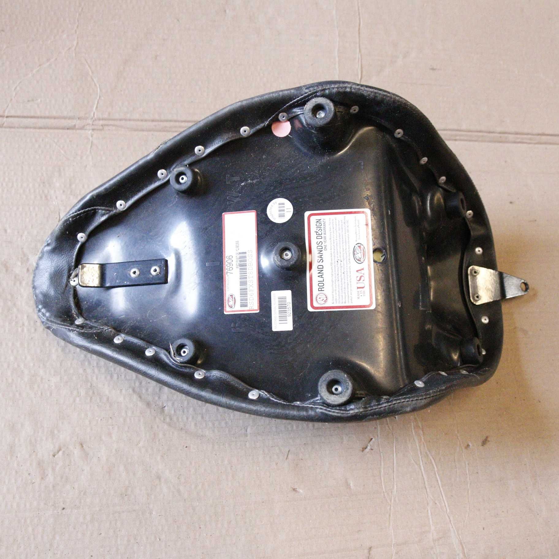 6810 Siedzenie HARLEY 08-14 FXDF RSD MUSTANG SOLO seat boss
