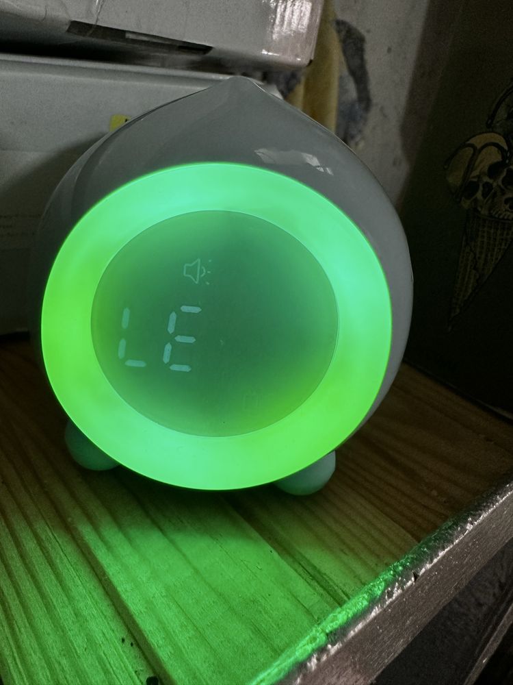 будильник Peach Smart Alarm XR-MM-C1903 зі світлодіодною підсвіткою.