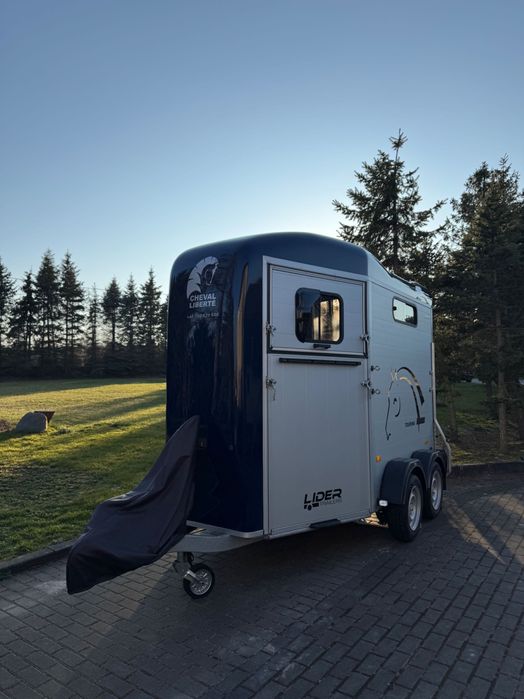 Przyczepa konna na dwa konie Cheval Liberte Touring akcesoria JAK NOWA