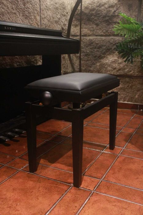 Piano kawai novo com banco de pele