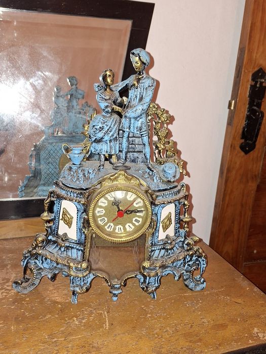 Conjunto de 2 peças em latão fundido, relógio  e estatueta