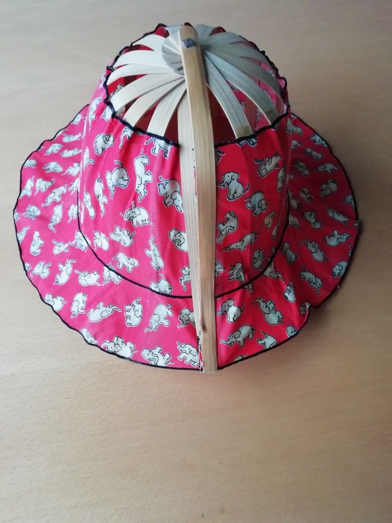 Chapéu dobrável de bambu.
