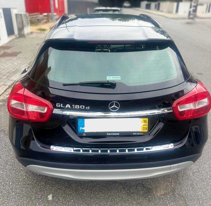 Mercedes-Benz GLA 180d - Negociável