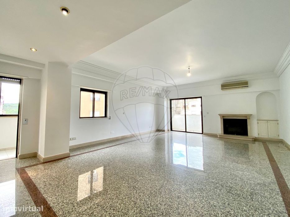 Apartamento T4 para arrendamento