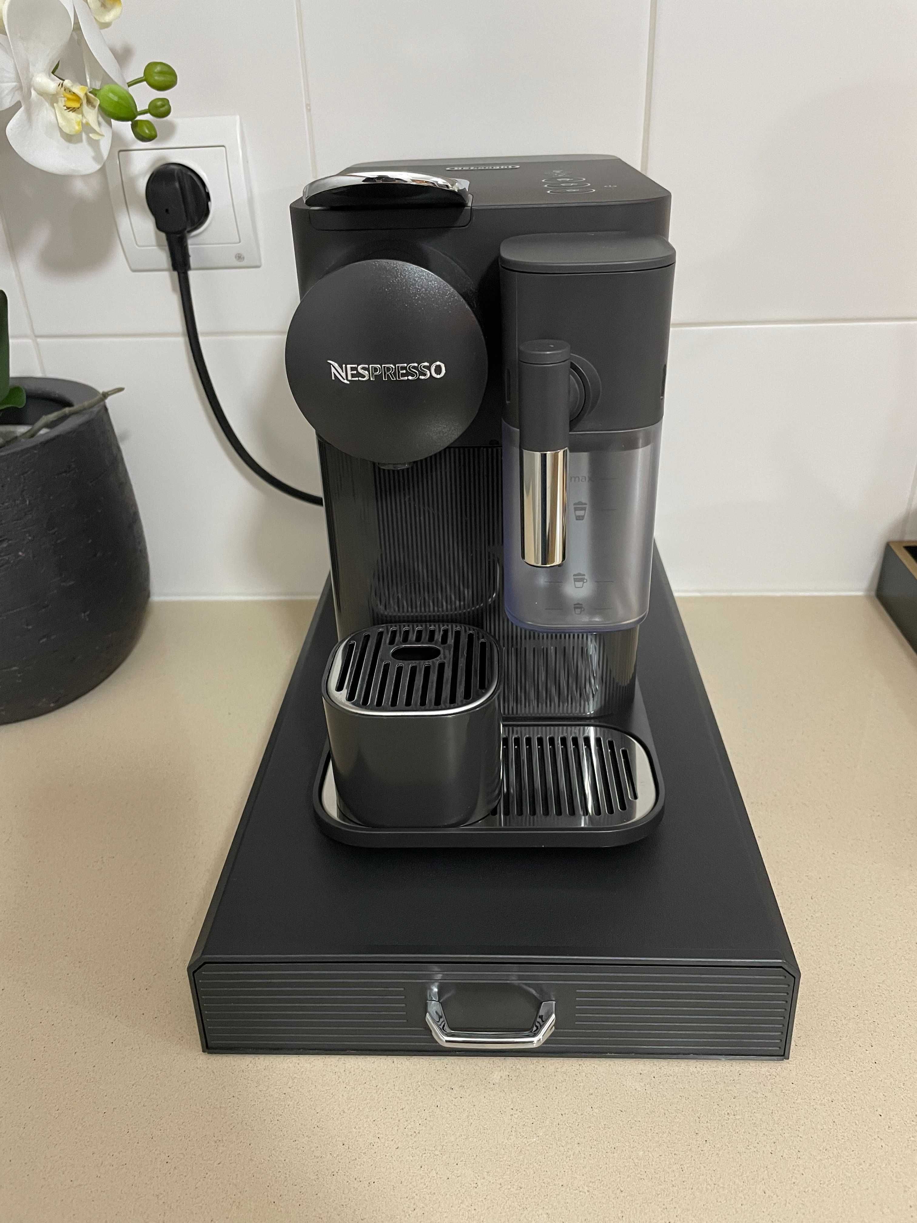 Máquina de Café DELONGHI Nespresso