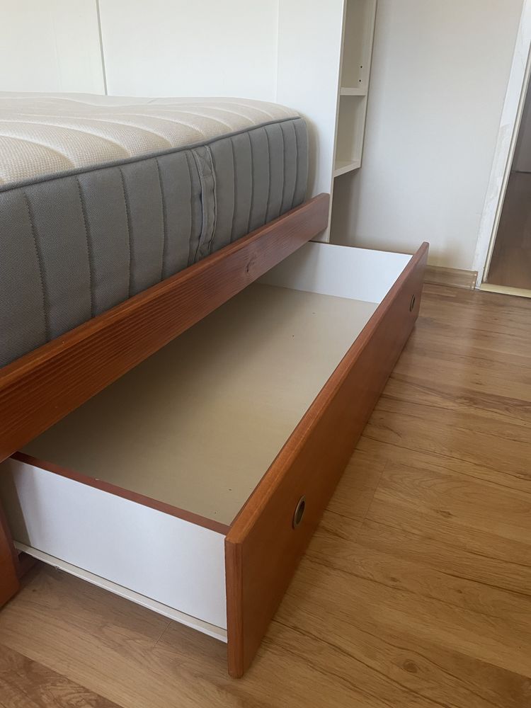 Łóżko z materacem i zagłówkiem z półką