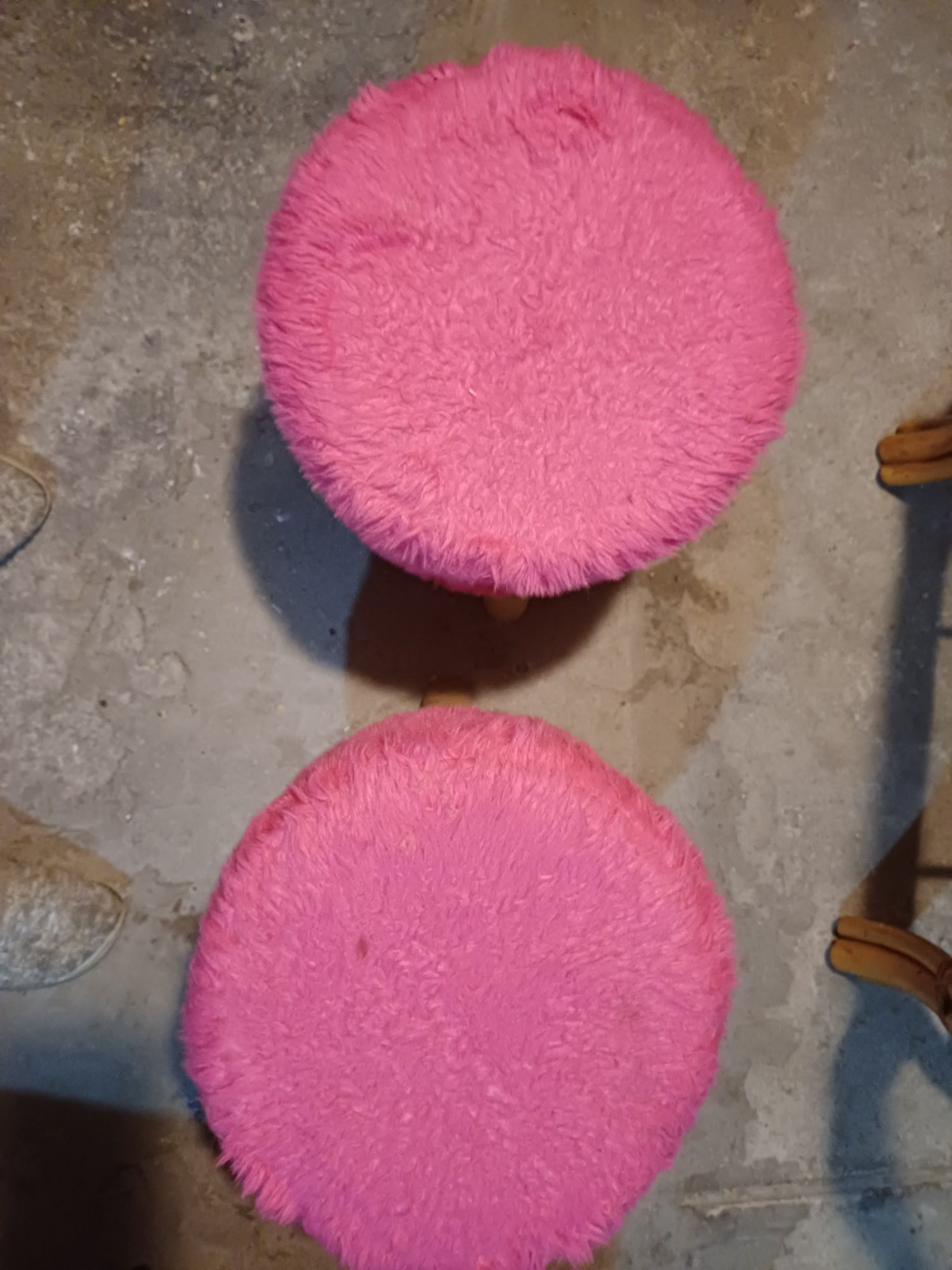 Pufy, taborety  różowe z futrzanymi siedziskami