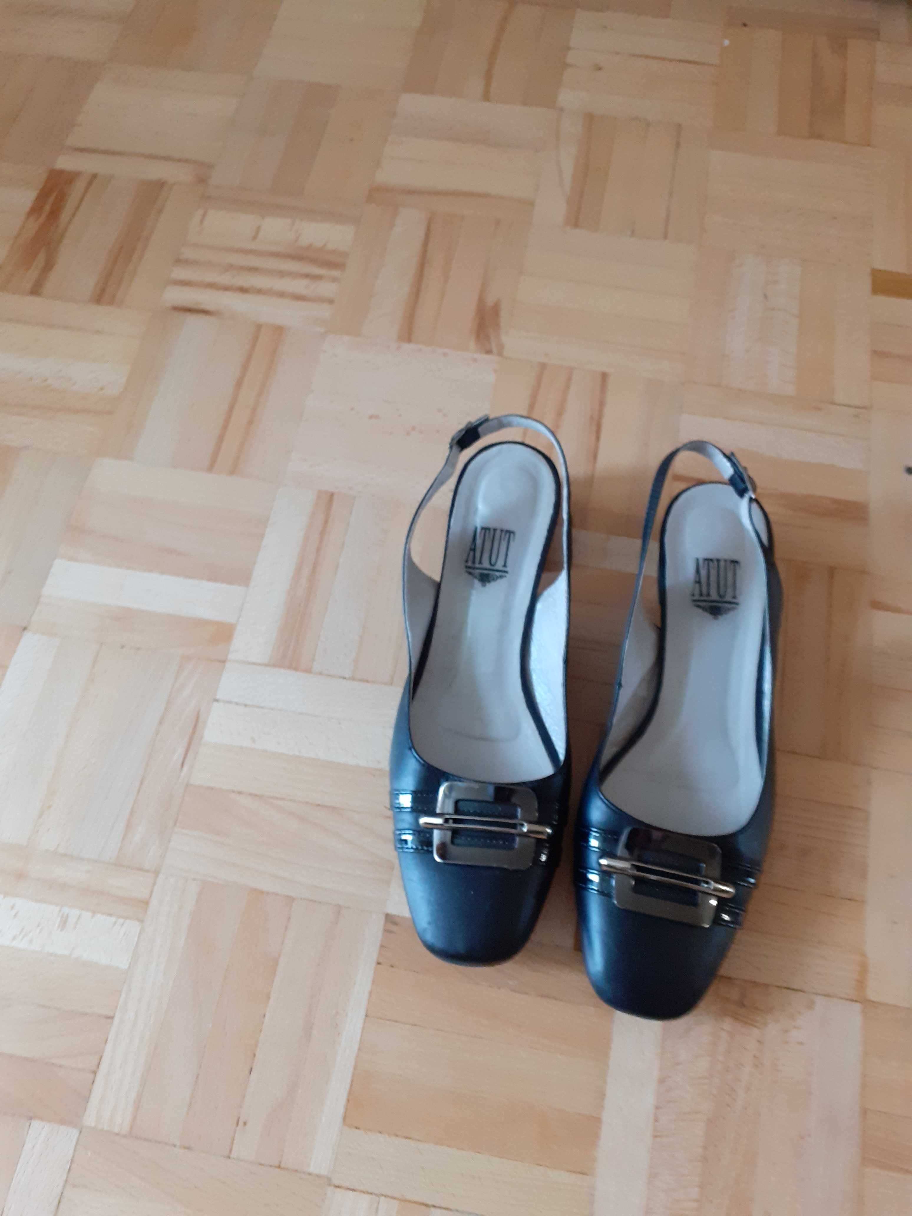 Czarne ,skórzane buty z odkrytą piętą z firmy ATUT