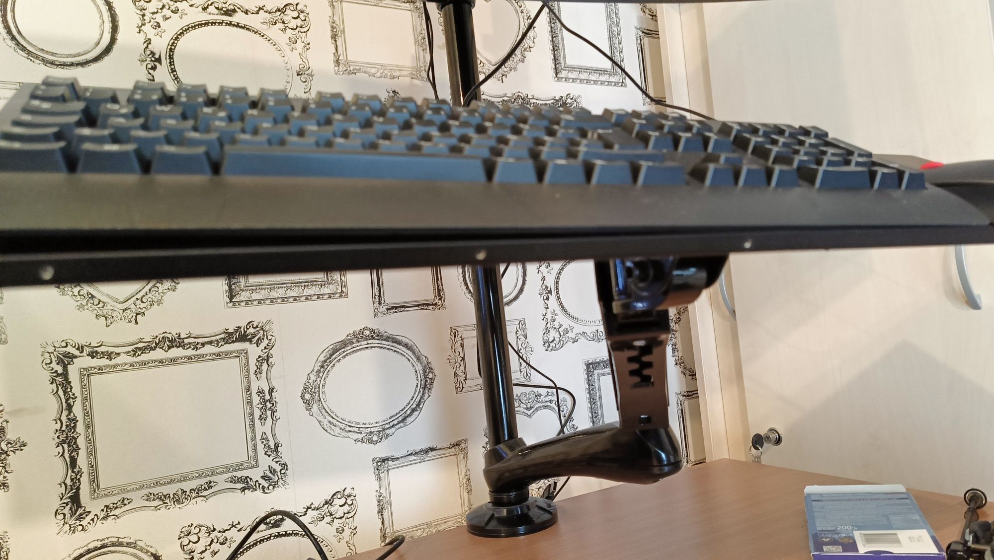 Uchwyt biurkowy z ekranem Samsung 27" i miejsce na myszkę + klawiaturę