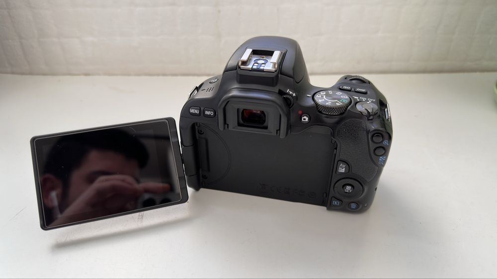 Canon 200D/SL2 + 18-55mm + 2 baterias + 2 Cartoes de memoria