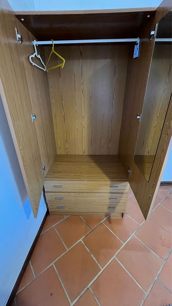 Guarda-vestidos de 2 portas e 3 gavetas – bom estado
