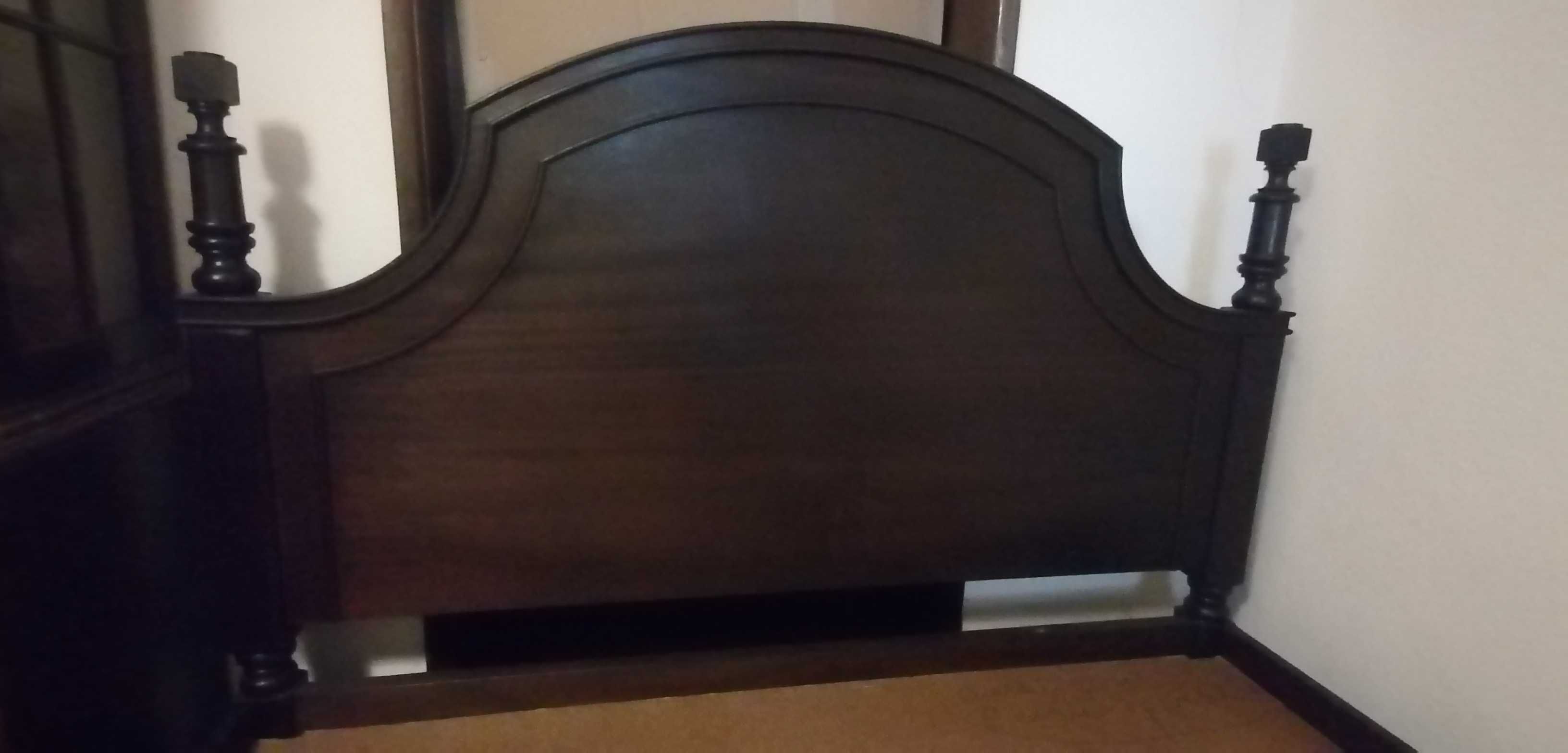 Cama de casal com estrado + 2 mesas cabeceira - madeira de mogno