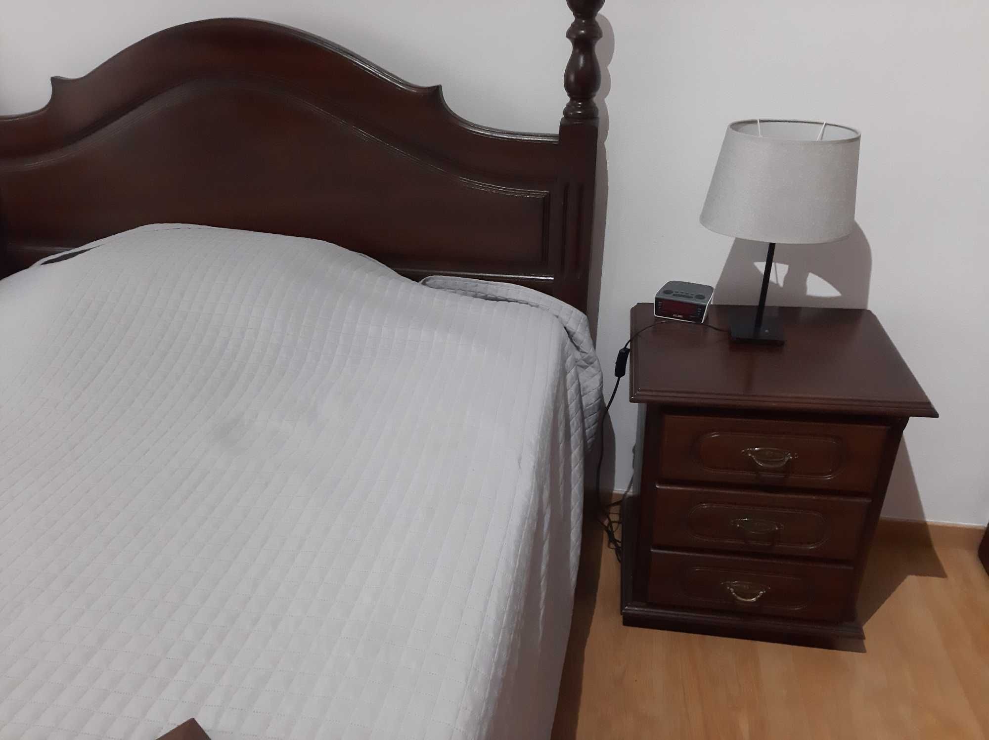 Cama de casal em madeira e  mesa de cabeceira