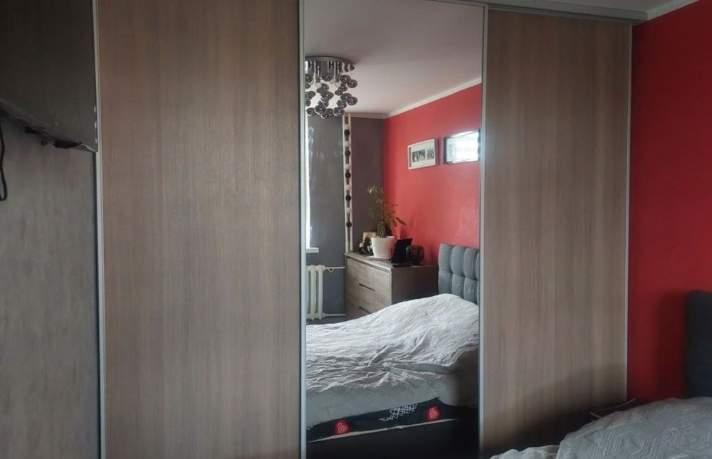 Szafa do zabudowy, na wymiar drzwi przesuwne z lustrem