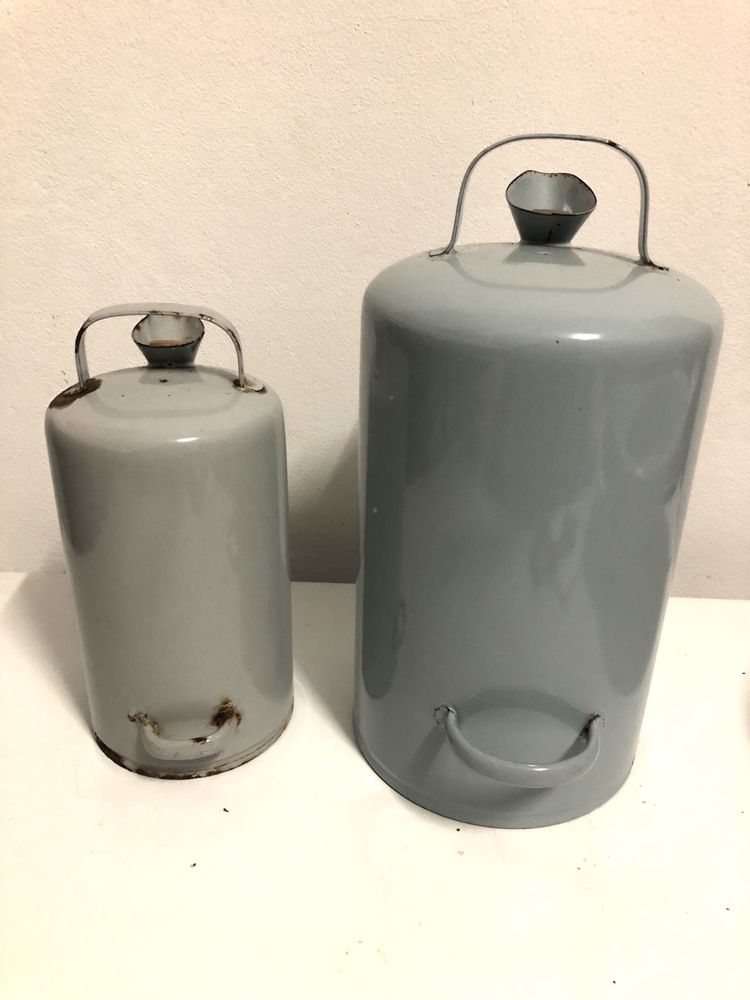 Par de latas antigas de petroleo