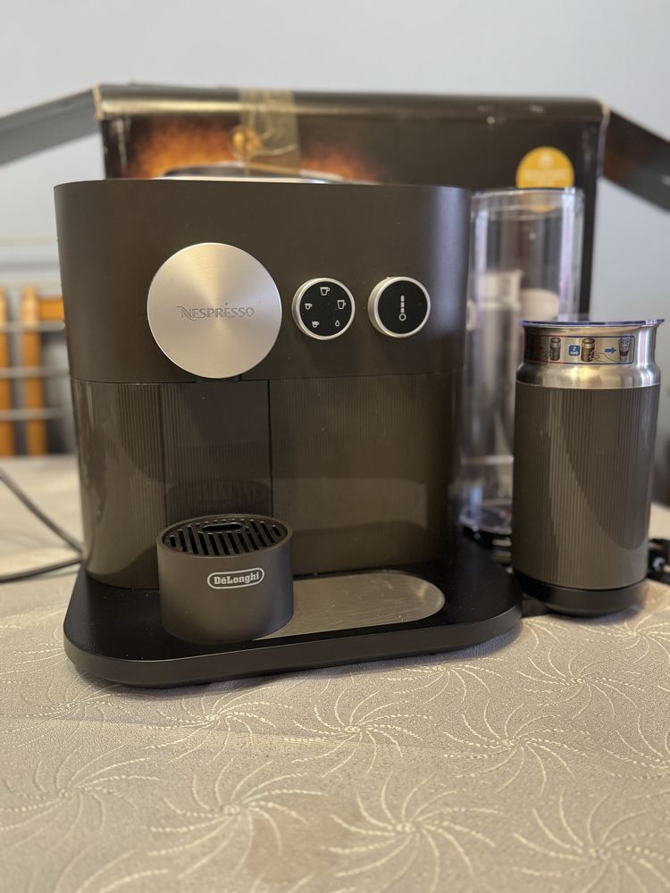 Nespresso Expret&milk delonghi  капсульна кофемашинка