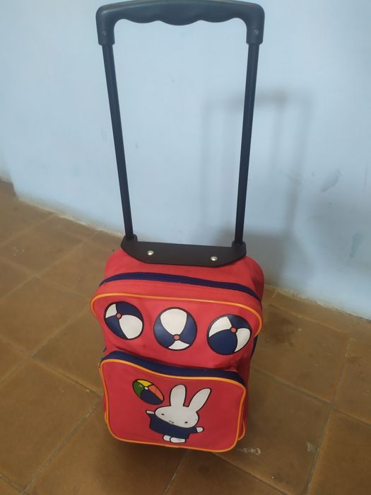 Детский рюкзак на колесах с выдвижной ручкой.
