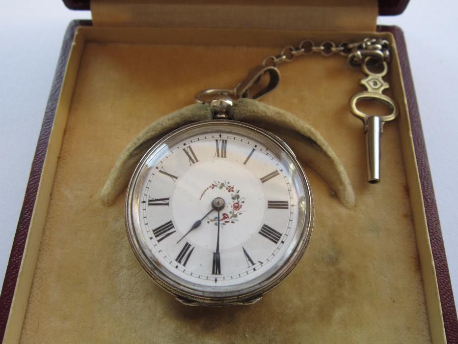 srebrny zegarek kieszonkowy