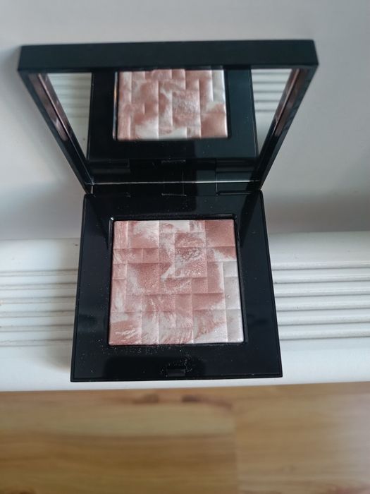Bobbi Brown rozświetlacz Pink Glow
