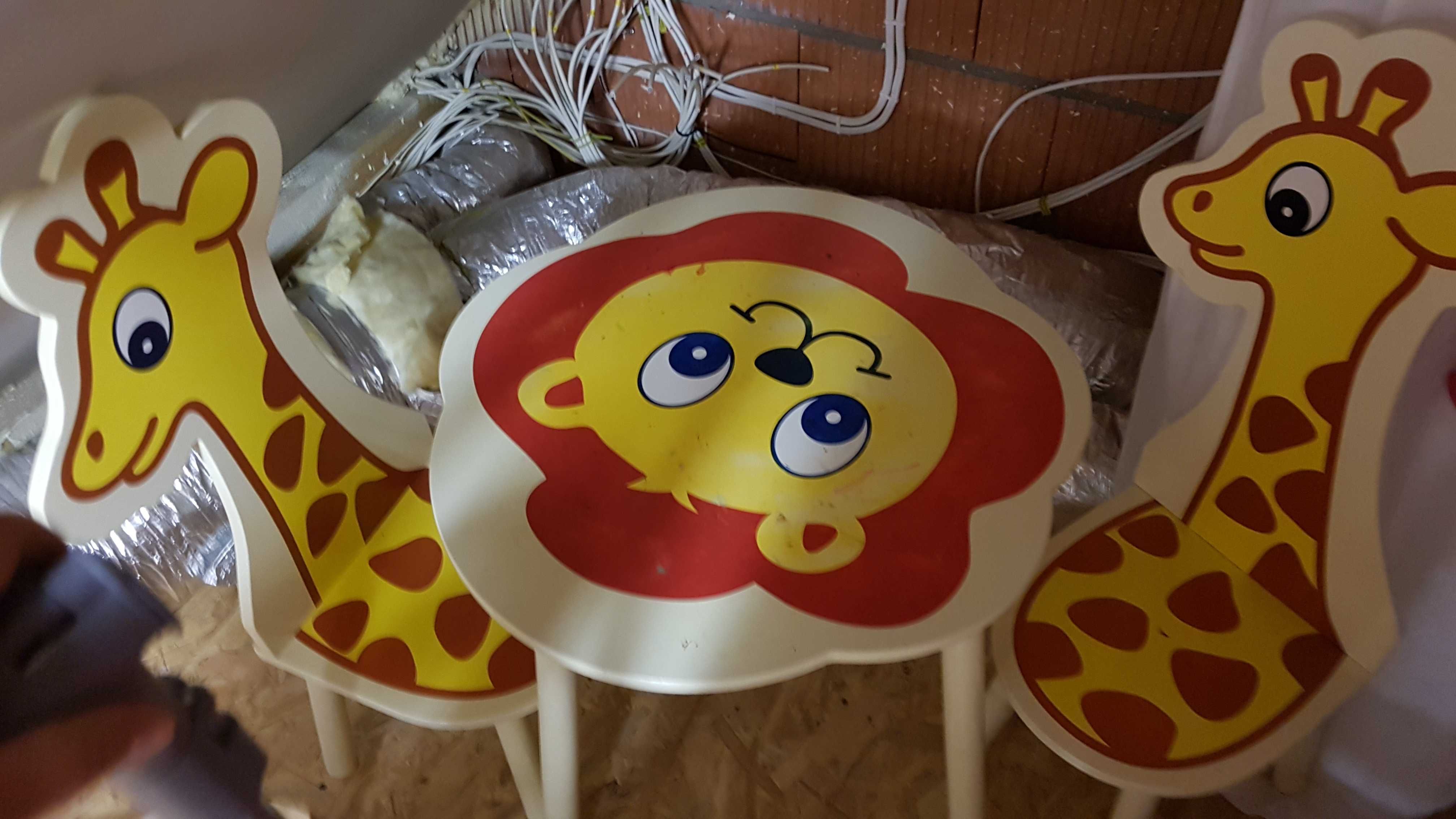 Zestaw meble dziecięce/ mebelki stolik i 2 krzesła