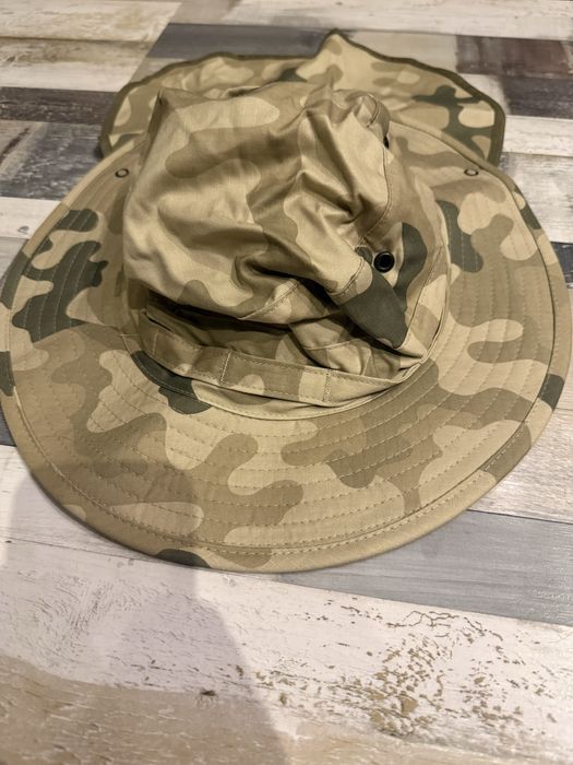 Wojskowy kapelusz khaki z ruchomym pokryciem karku