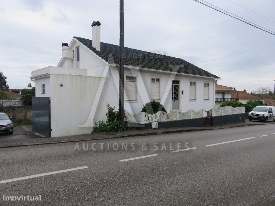 Casa de R/C com dependências, logradouro e terreno rústico - MACEIR...