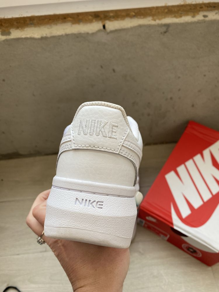 Продам белые кеды  Nike