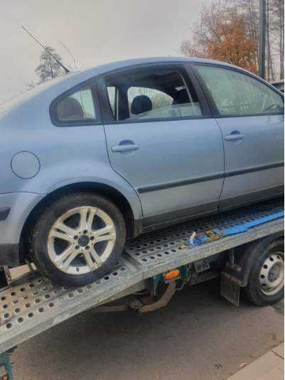Volkswagen Passat B5 1.8 benzyna 20V 92kW sedan błękitny  na części