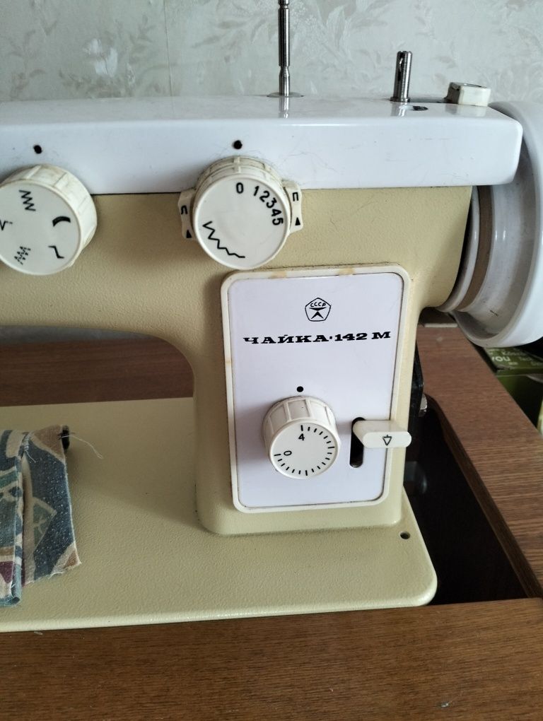 Продам швейную машину Чайка с тумбой