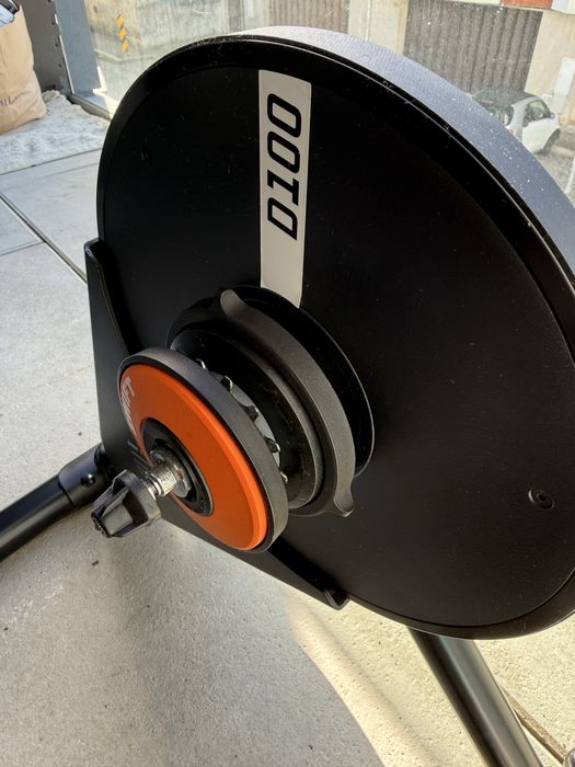 Rolo de treino Van Rysel D100 com Zwift Cog