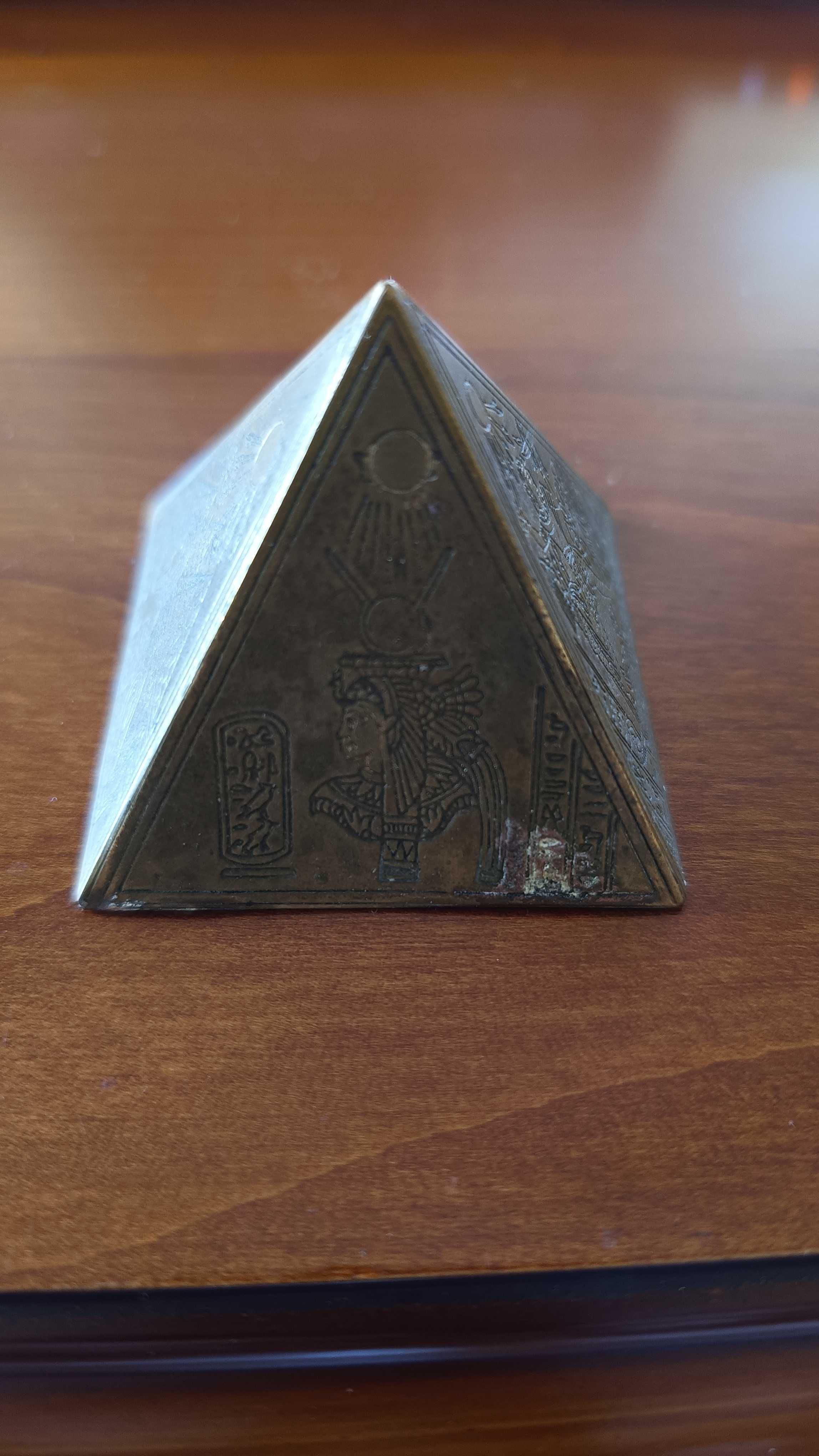 Tajemnicza piramida z mosiądzu