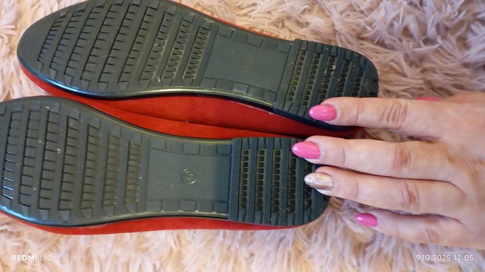 Czerwone, zamszowe baleriny